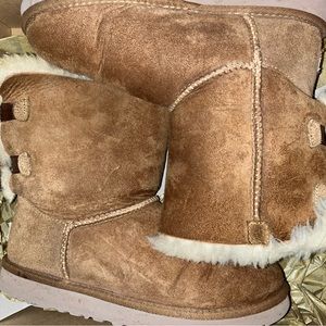 Size 5 Bailey Bow Uggs